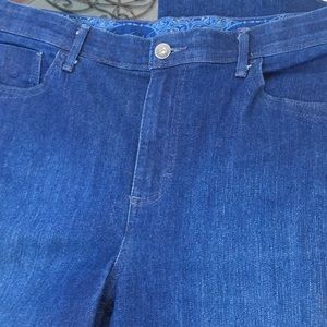 Gloria Vanderbilt lightly worn Blue Jeans 8